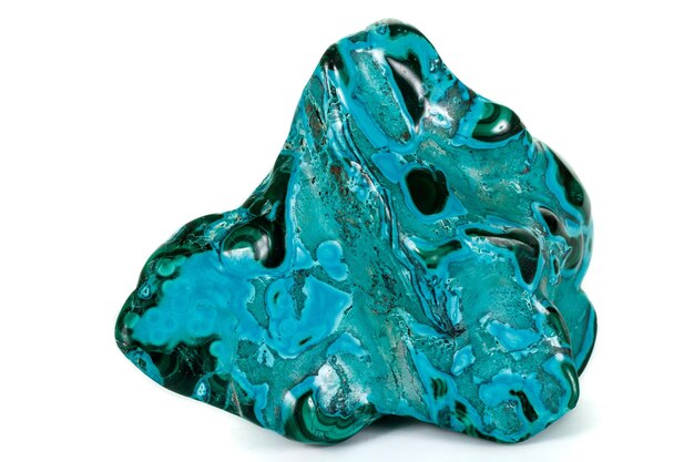 Chrysocolla de malaquita de pedra mineral macro em um fundo branco