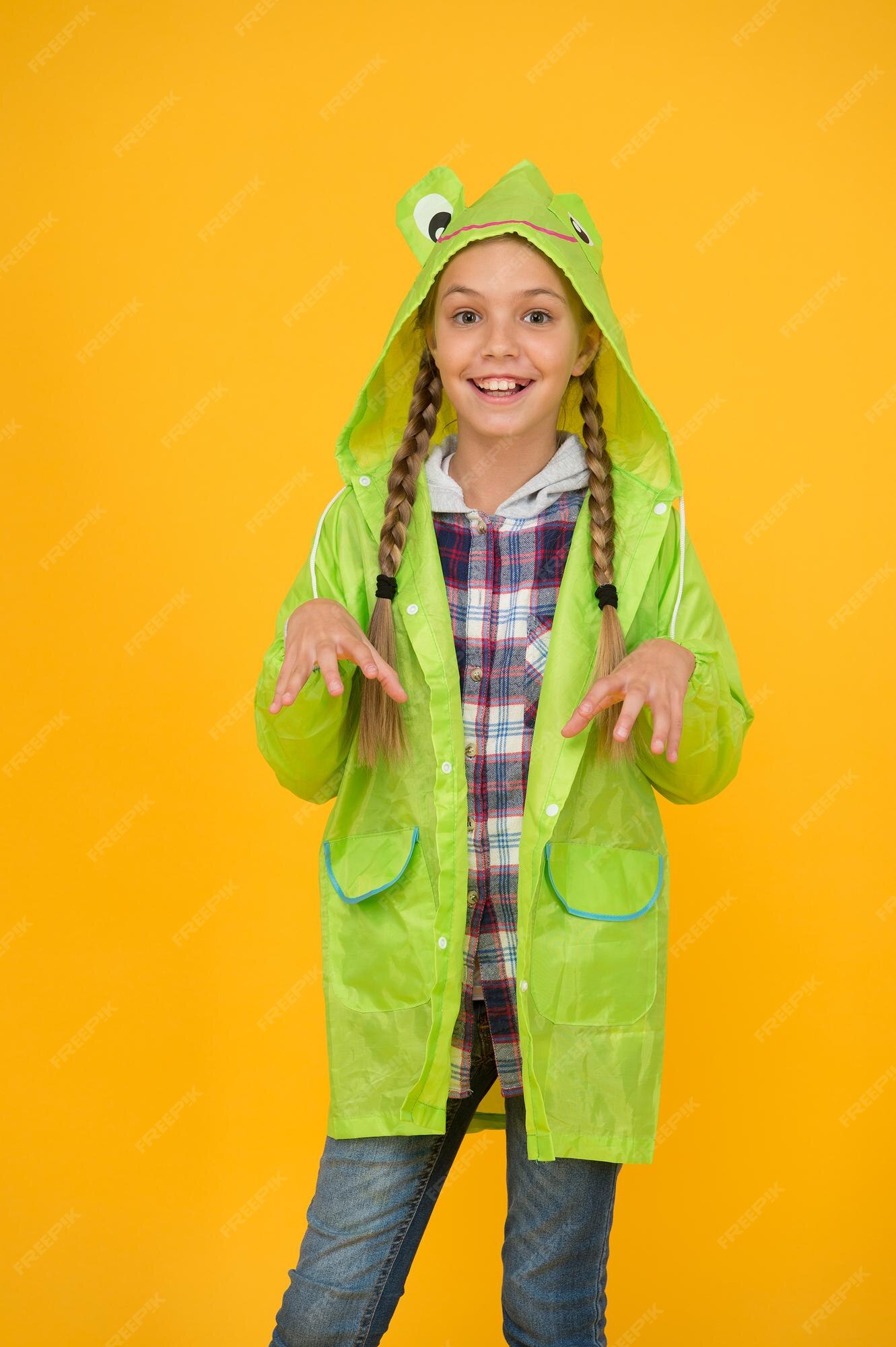 Chubasquero con capucha de colegiala disfrutar del clima lluvioso. accesorio impermeable. ropa que todo niño debería probar. niño niña feliz usar impermeable. capa impermeable. tejido impermeable para tu comodidad. | Foto