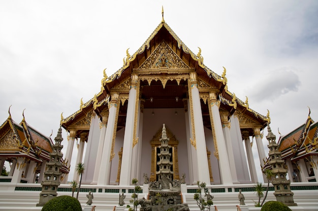 El Chuch es un hito hermoso y famoso en el templo Suthat en Bangkok, Tailandia