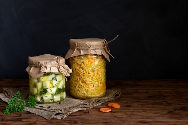 Chucrut y calabacín en escabeche en frascos