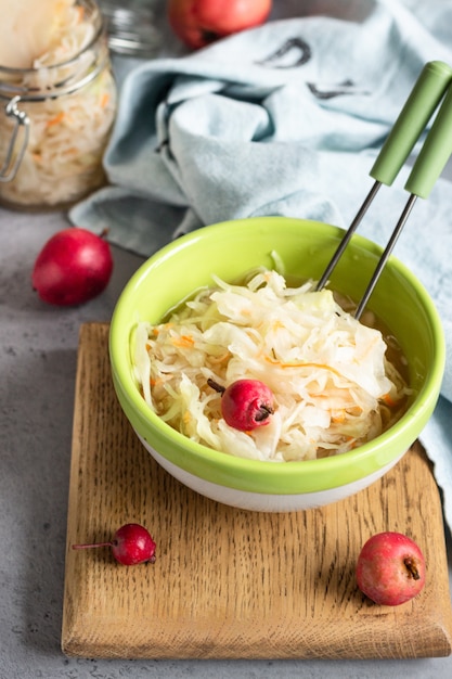 Chucrut con manzana en frasco de vidrio. Repollo fermentado. Alimentos probióticos.