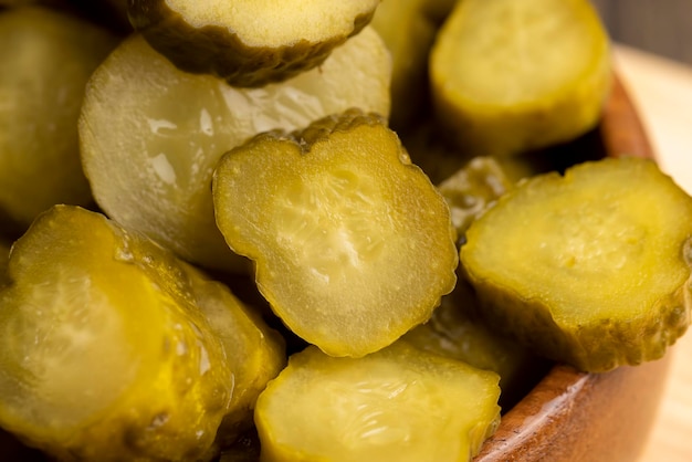 Chucrut en rodajas de pepino verde en rodajas de pepino encurtido sobre una tabla de madera