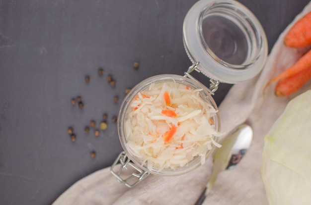 Chucrute e cenoura em um prato. visão horizontal de cima, estilo rústico. Alimentos fermentados. Copie o espaço.