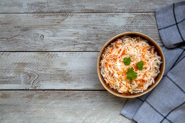 Chucrute em uma tigela de cerâmica vista superior com espaço de cópia Comida fermentada Vegetarianismo comida saudável