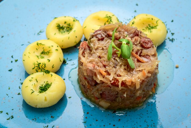 Foto chucrute estufado com linguiça em um prato