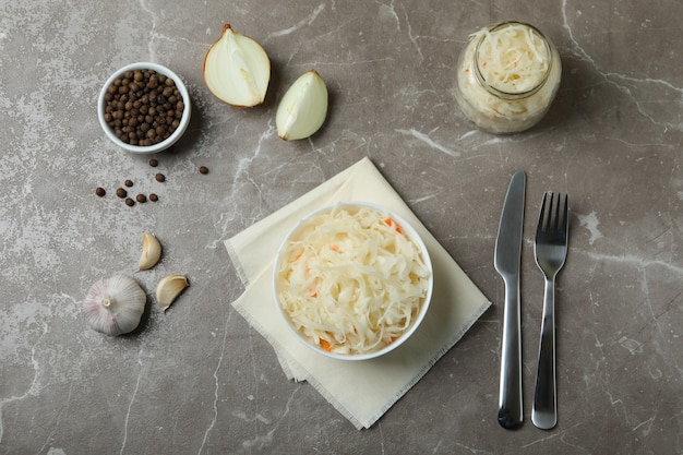 Chucrute fresco e ingredientes na mesa texturizada cinza