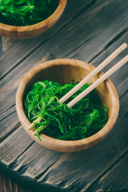 Chuka salada japonesa na mesa de madeira