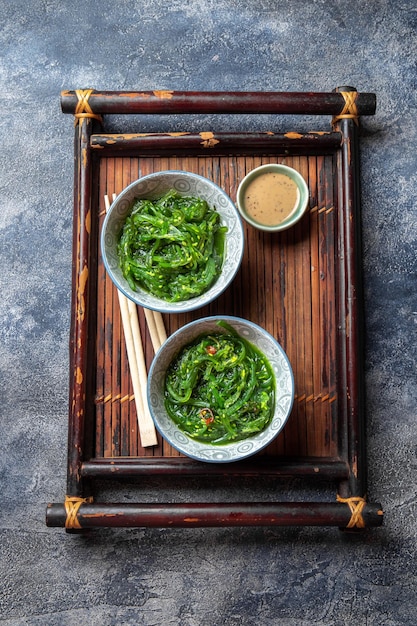 Chuka wakame salada japonesa de algas com molho de nozes