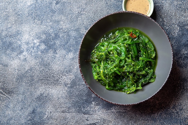 Chuka wakame salada japonesa de algas com molho de nozes