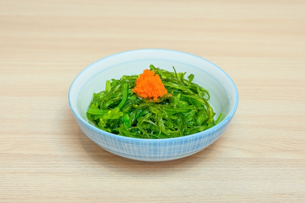 Chuka Wakame Salat mit Ebiko in der Tasse