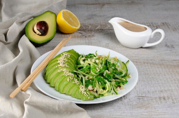 Chukka-Salat, Gurkennudeln mit Avocado und Erdnuss-Braun-Sauce im Saucenboot