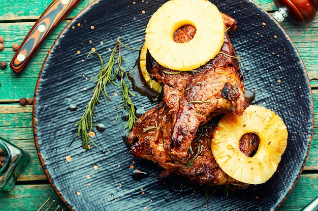 Chuleta de carne servida con piña