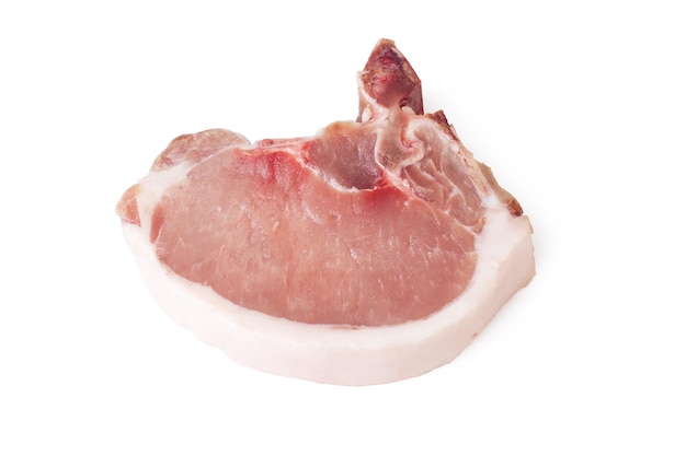 Chuleta de cerdo cruda fresca aislada sobre fondo blanco