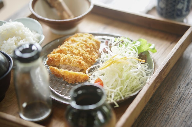 Foto chuleta de cerdo crujiente frita con arroz de repollo comida japonesa tonkatsu