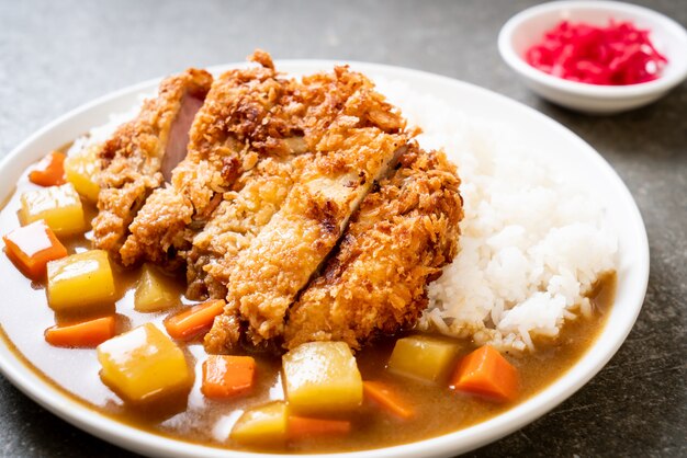 Chuleta de cerdo frita crujiente con curry y arroz