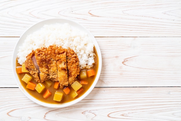 Chuleta de cerdo frita crujiente con curry y arroz