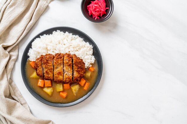 Chuleta de cerdo frita crujiente con curry y arroz