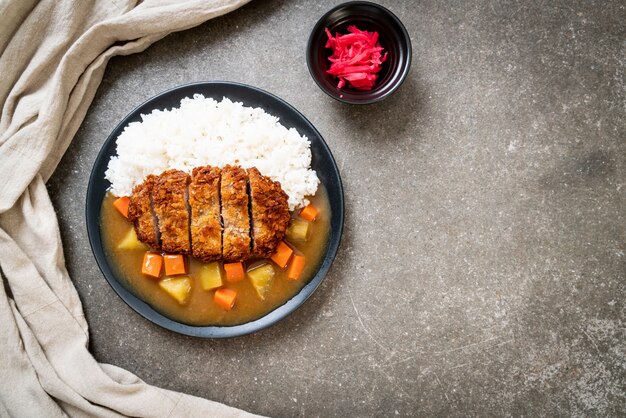 Chuleta de cerdo frita crujiente con curry y arroz