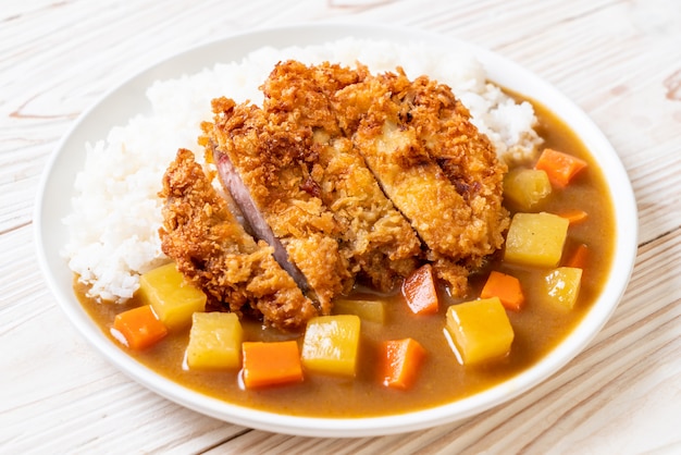 Chuleta de cerdo frita crujiente con curry y arroz