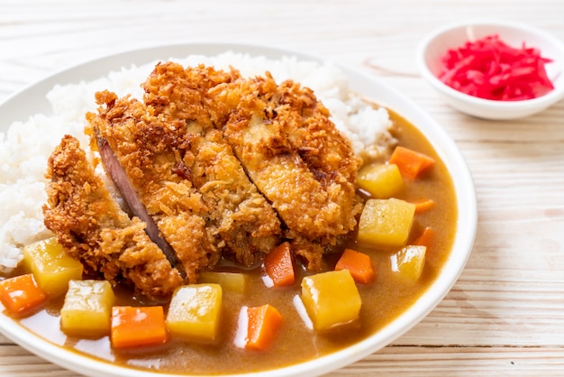 Chuleta de cerdo frita crujiente con curry y arroz