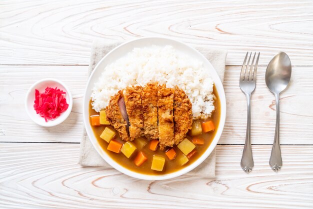 Chuleta de cerdo frita crujiente con curry y arroz