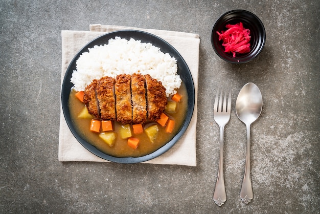 Chuleta de cerdo frita crujiente con curry y arroz