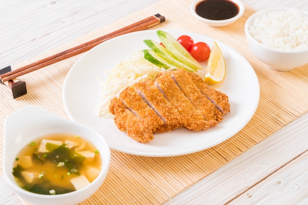 Chuleta de cerdo frita japonesa (conjunto tonkatsu)