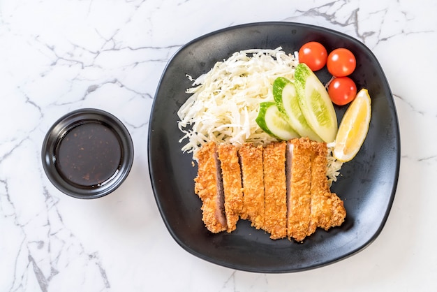 Chuleta de cerdo frita japonesa (juego tonkatsu)