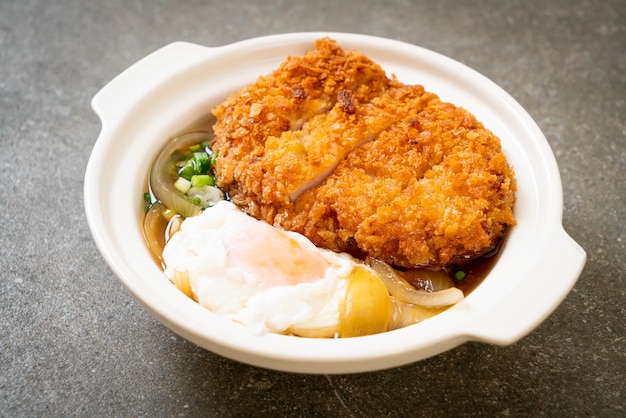 Chuleta de cerdo frita japonesa (katsudon) con sopa de cebolla y huevo, estilo de comida asiática