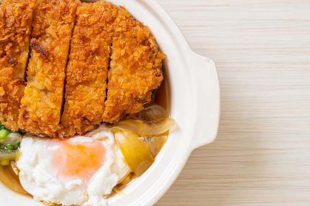 Chuleta de cerdo frita japonesa (katsudon) con sopa de cebolla y huevo - estilo de comida asiática