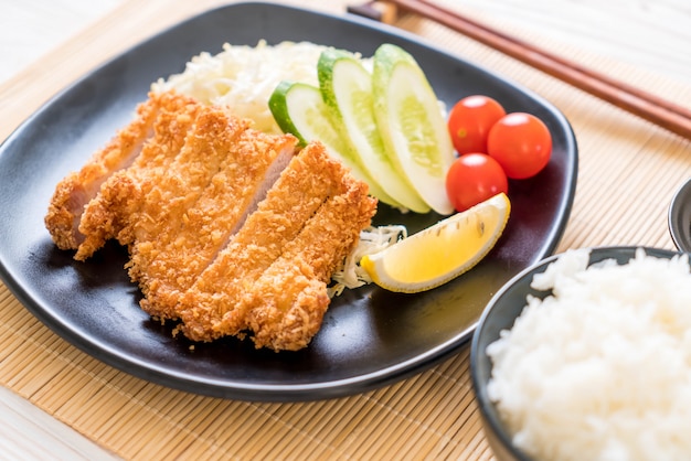 Chuleta de cerdo frita japonesa (set tonkatsu)