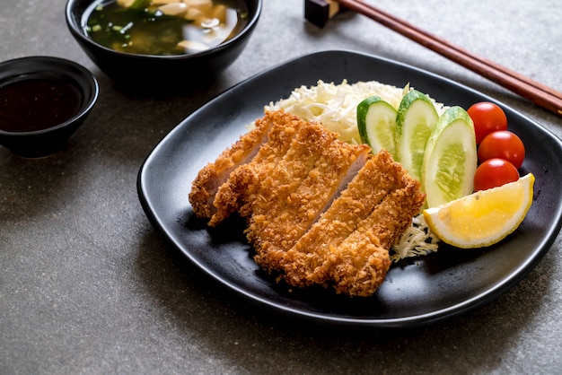 Foto chuleta de cerdo frita japonesa (tonkatsu)