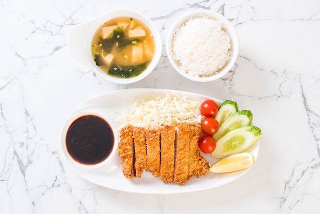 Chuleta de cerdo frita japonesa (tonkatsu)