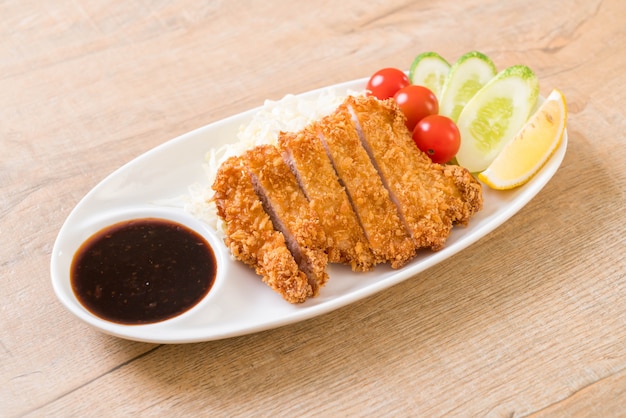 Chuleta de cerdo frita japonesa (tonkatsu)