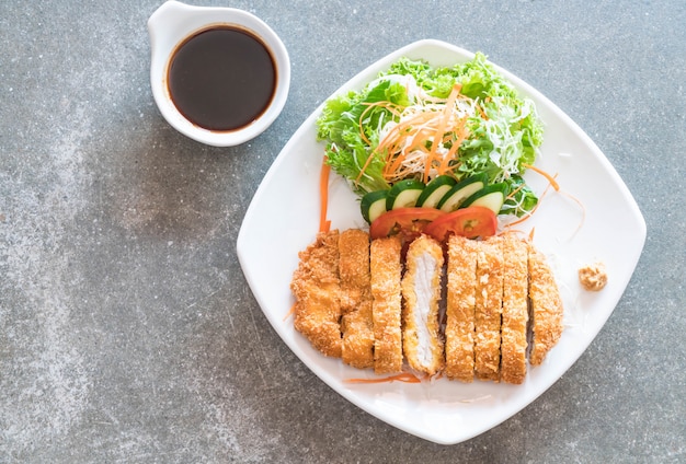 chuleta de cerdo frita con vegetales