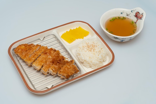 Chuleta de cerdo y sopa de miso en un bol