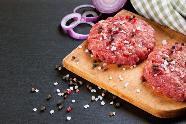 Chuleta de hamburguesa de ternera casera cruda fresca