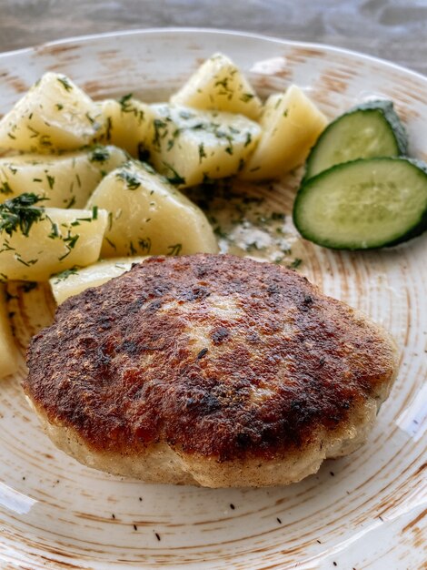 Chuleta de pescado con patatas y verduras. chuleta de lucio con hierbas y verduras