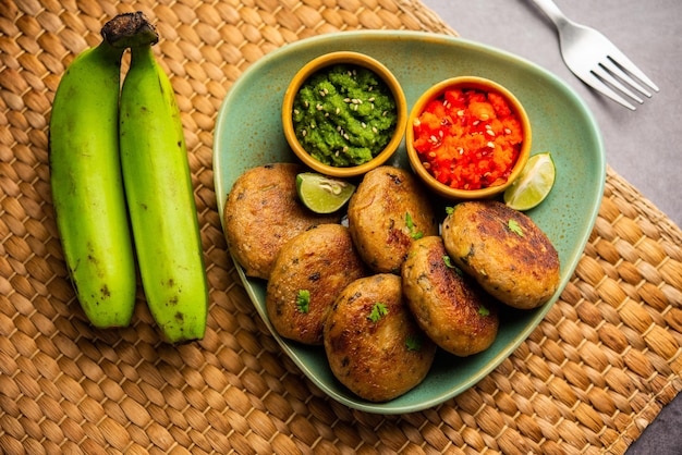 Foto la chuleta de plátano también llamada plátano o kacche kele ki tikki o pastillas servidas con chutney