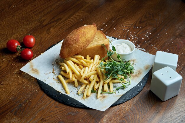 Chuleta de pollo empanizada rellena de mantequilla, frita con una guarnición de papas fritas. Plato tradicional de Urkain - chuleta de Kiev. Vista cercana de comida sabrosa