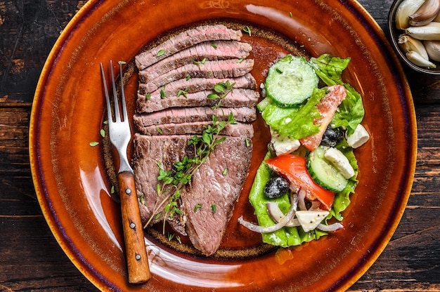 Chuleta de ternera a la plancha en un plato con ensalada