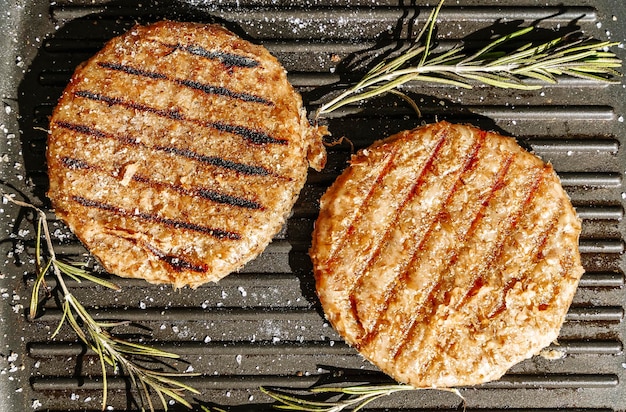 La chuleta vegetariana se asa a la parrilla para una hamburguesa vegetariana Productos vegetarianos del concepto de carne a base de plantas más allá del fondo de la cocina Foto de alta calidad