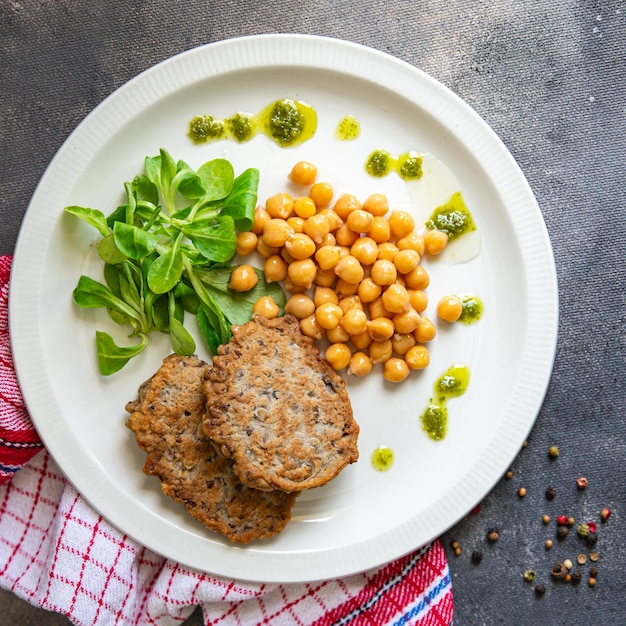 chuleta de verduras garbanzos lentejas, comida saludable vegetariana comida snack dieta en el espacio de copia de la mesa