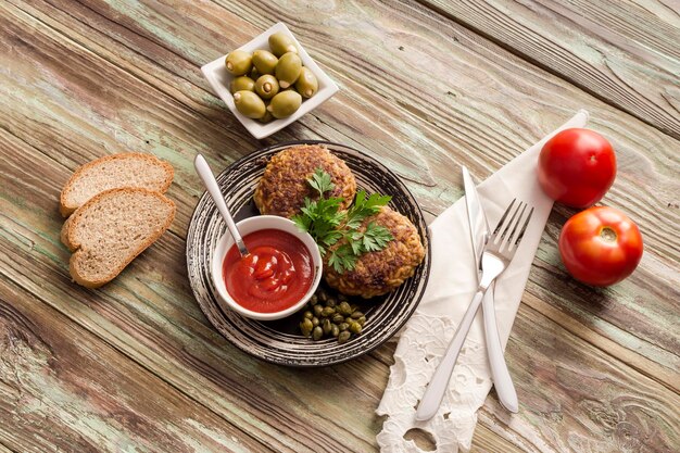 Chuletas con arroz y carne picada