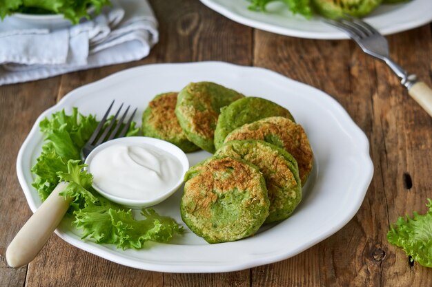 Chuletas de brócoli con crema agria y hojas de lechuga