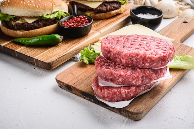 Chuletas de carne de res molida cruda para hamburguesa en blanco