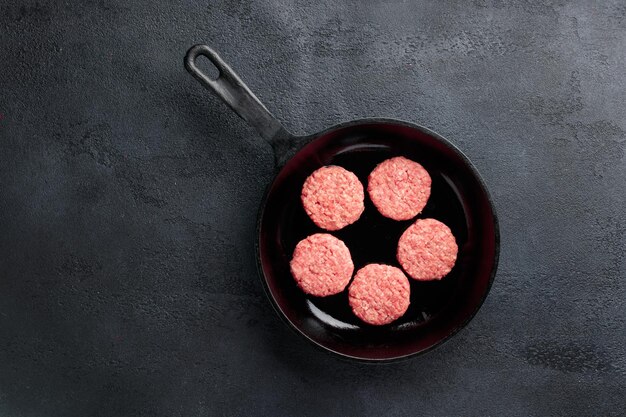 Chuletas de carne en una sartén listas para freír