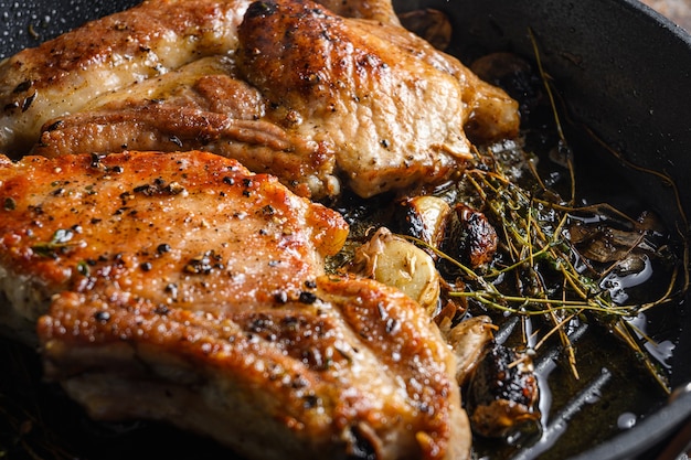 Chuletas de cerdo asadas con hueso y condimentos