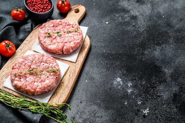 Chuletas de cerdo cruda, empanada de carne molida