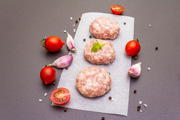 Chuletas de cerdo crudas con especias y verduras